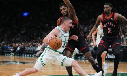 Pritchard anota 28 puntos y Celtics vencen 125-117 a Raptors disminuidos