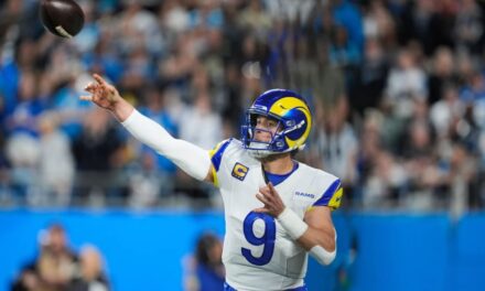 El pase de touchdown tardío de Stafford a Parkinson le da a los Rams la victoria sobre los Panthers por 34-31 en la ronda de comodines.