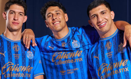 Chivas presenta jersey en homenaje a sus 120 años de historia
