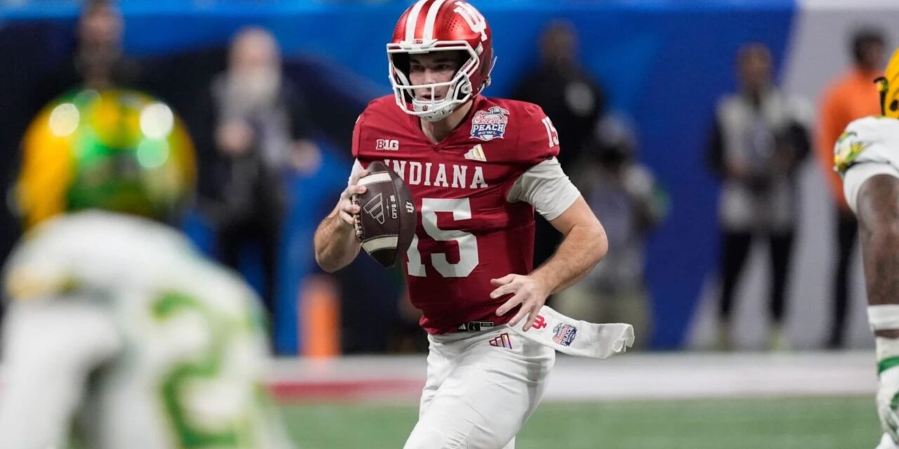 El número 1 Indiana refuerza su dominio en el CFP con una aplastante victoria por 56-22 en la semifinal del Peach Bowl sobre el número 5 Oregon.