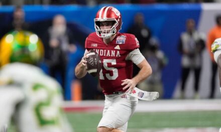 El número 1 Indiana refuerza su dominio en el CFP con una aplastante victoria por 56-22 en la semifinal del Peach Bowl sobre el número 5 Oregon.