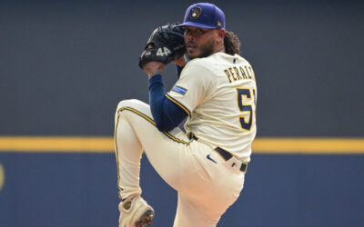 Mets adquieren al lanzador Freddy Peralta en canje con Cerveceros