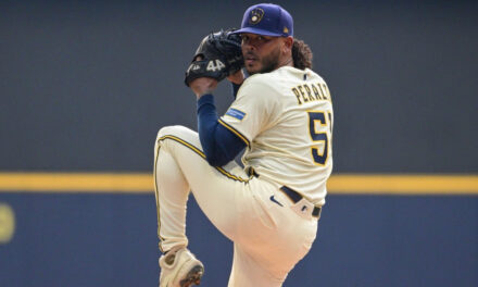 Mets adquieren al lanzador Freddy Peralta en canje con Cerveceros