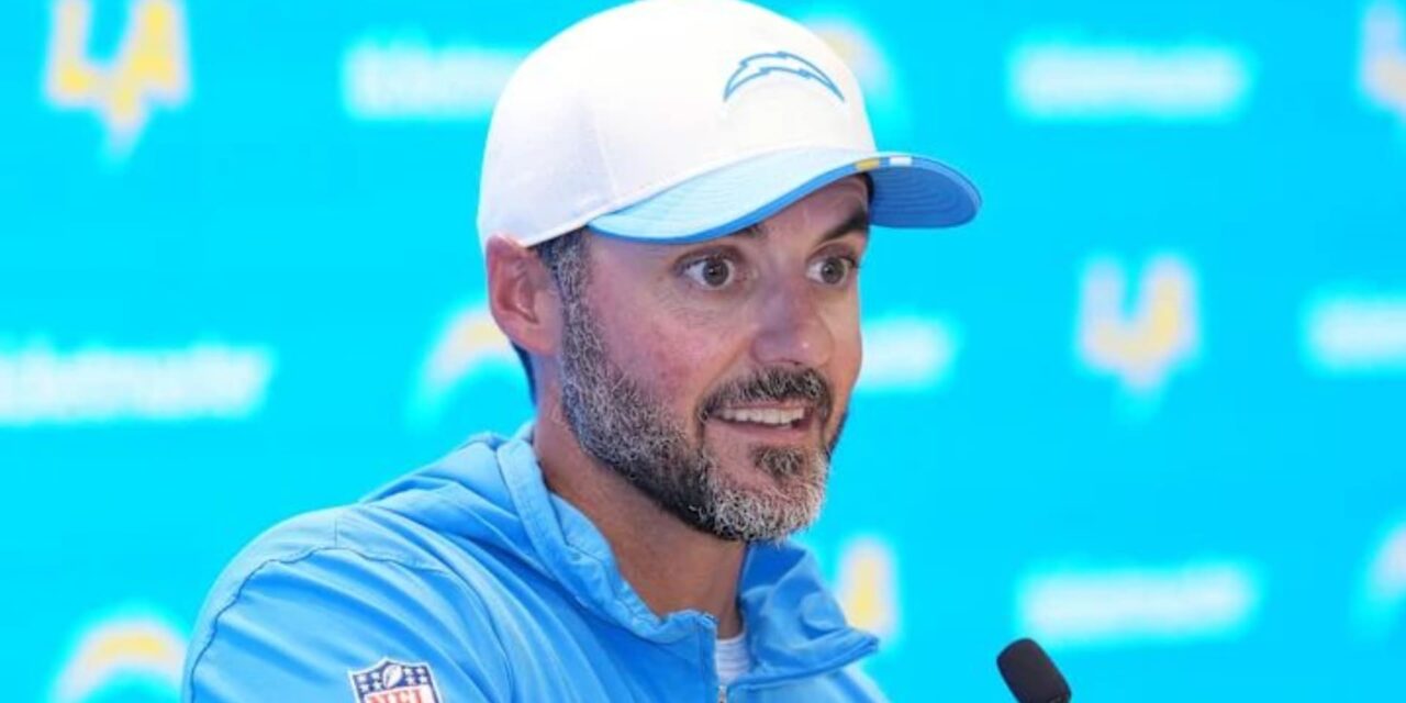 Los Ravens eligen a Jesse Minter, coordinador defensivo de los Chargers, como nuevo coach