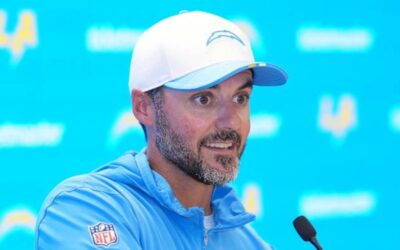 Los Ravens eligen a Jesse Minter, coordinador defensivo de los Chargers, como nuevo coach