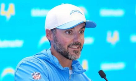 Los Ravens eligen a Jesse Minter, coordinador defensivo de los Chargers, como nuevo coach