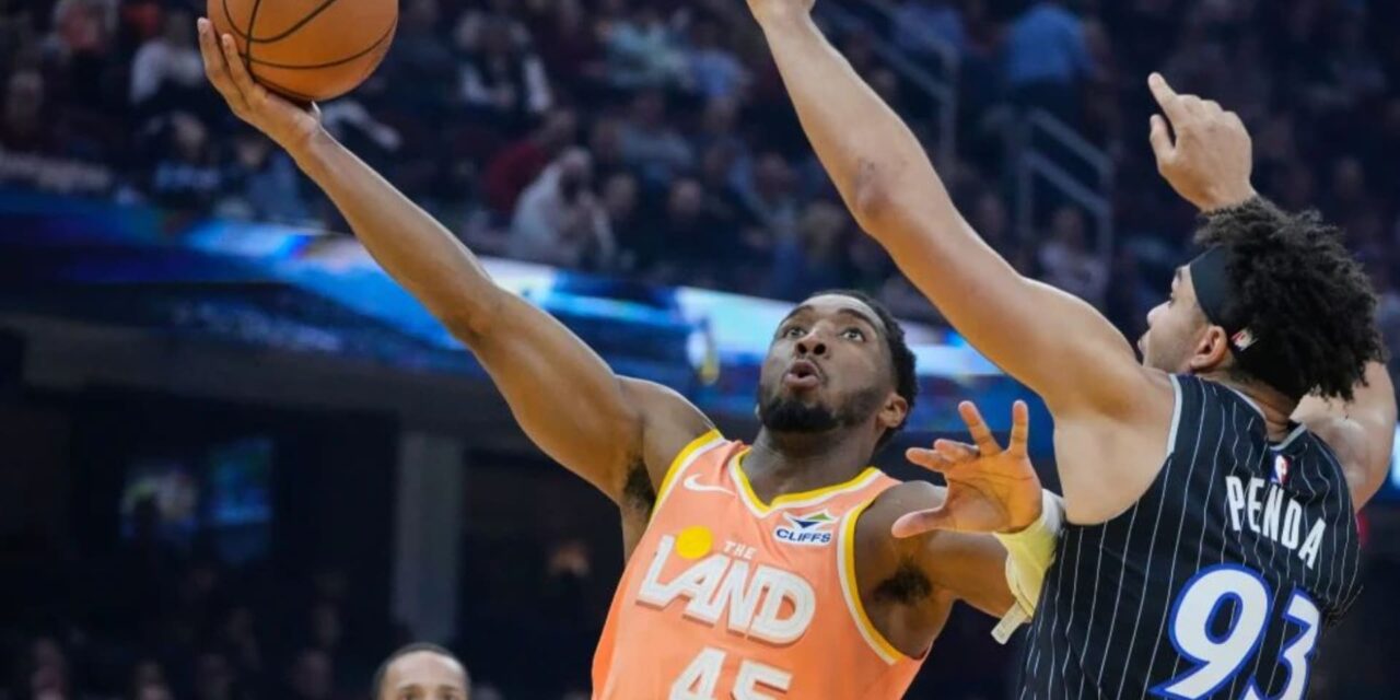 Mitchell anota 45 puntos y Cavaliers vencen 114-98 a Magic para su cuarta victoria consecutiva