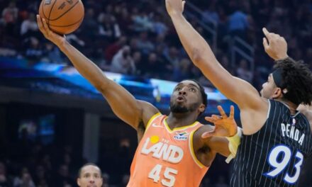 Mitchell anota 45 puntos y Cavaliers vencen 114-98 a Magic para su cuarta victoria consecutiva