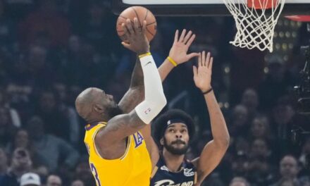 Cavaliers arruinan el regreso de LeBron James con gran tercer cuarto y triunfo 129-99