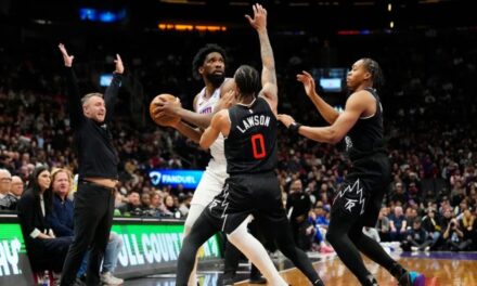 Los 76ers vencen 115-102 a los Raptors tras una primera mitad de 80 puntos