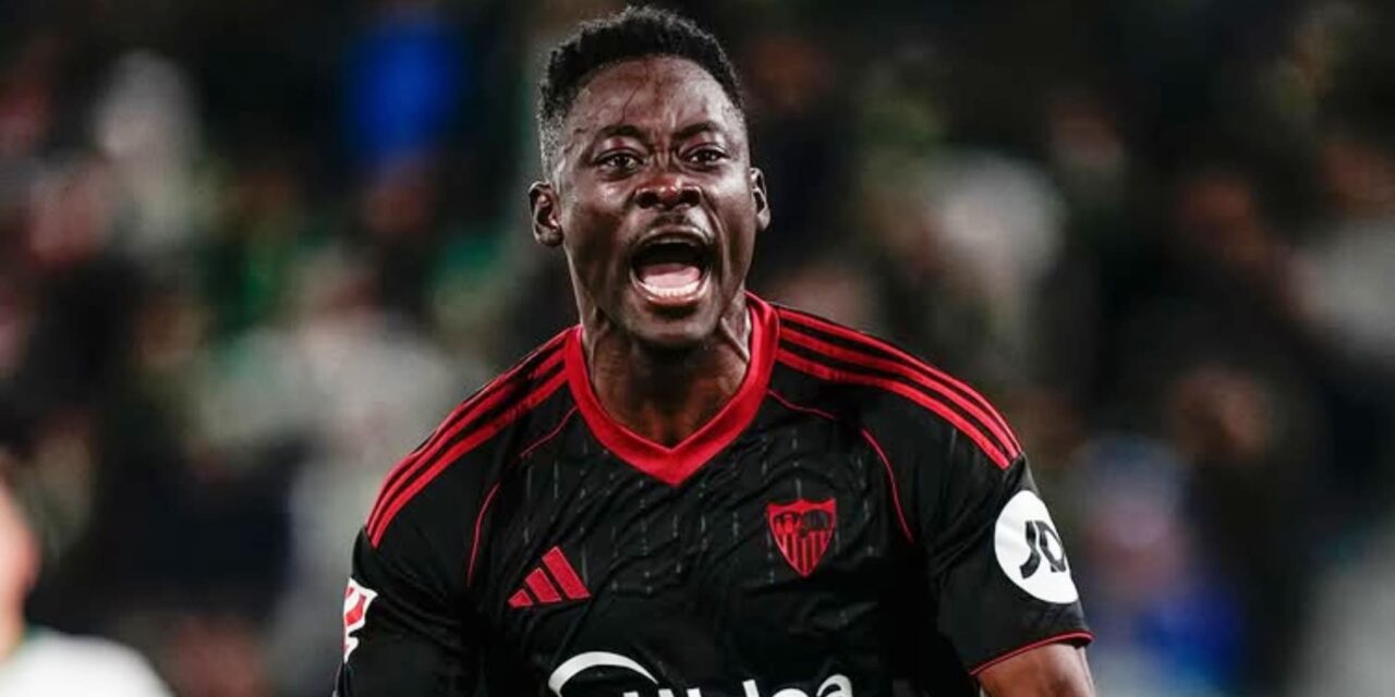 Akor Adams frena la caída del Sevilla y castiga las dudas del Elche