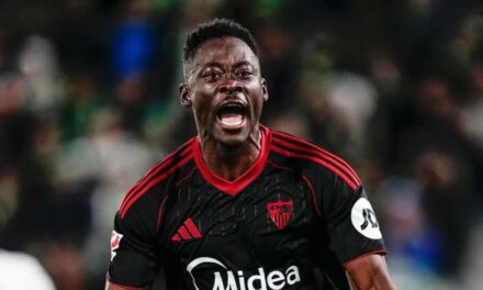 Akor Adams frena la caída del Sevilla y castiga las dudas del Elche