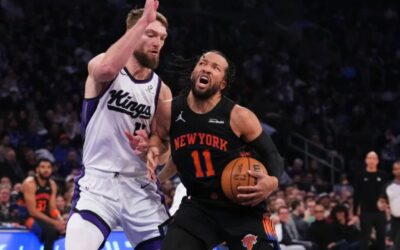 Brunson y los Knicks aprovechan un gran cuarto cuarto para vencer a los Kings 103-87 y lograr su tercera victoria consecutiva.