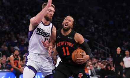 Brunson y los Knicks aprovechan un gran cuarto cuarto para vencer a los Kings 103-87 y lograr su tercera victoria consecutiva.