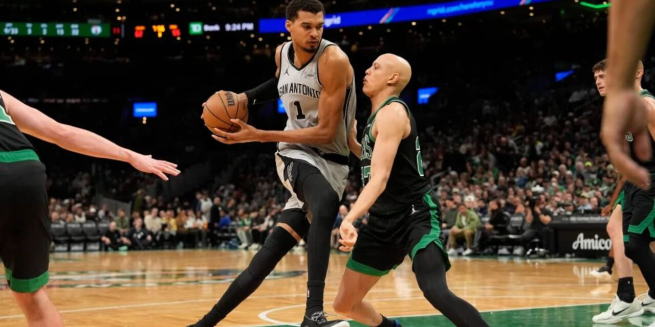 Wembanyama y Fox anotan 21 puntos cada uno en victoria de Spurs 100-95 sobre Celtics