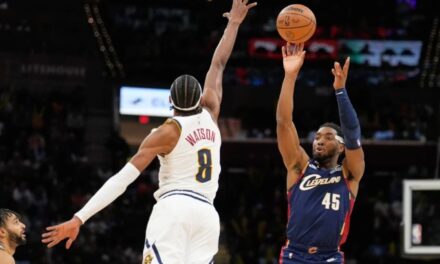 Donovan Mitchell anota 33 puntos, Cavaliers superan a unos Nuggets mermados por 113-108