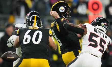 Los Texans aplastan a los Steelers 30-6 para la primera victoria de la franquicia como visitante en playoffs