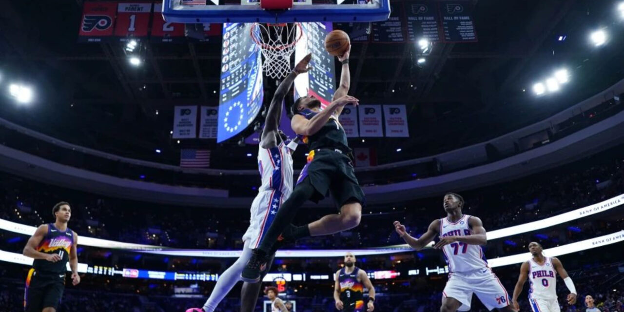 Booker anota 27, Green regresa con 12 puntos y los Suns superan 116-110 a los 76ers