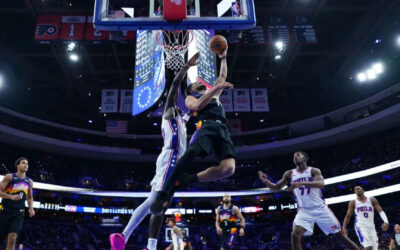 Booker anota 27, Green regresa con 12 puntos y los Suns superan 116-110 a los 76ers