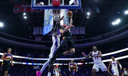 Booker anota 27, Green regresa con 12 puntos y los Suns superan 116-110 a los 76ers