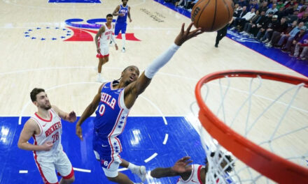 Maxey anota 36 puntos, Embiid logra triple-doble y 76ers vencen a Rockets en tiempo extra