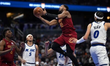 Donovan Mitchell anota 36 puntos en la victoria de los Cavaliers por 119-105 sobre el Magic