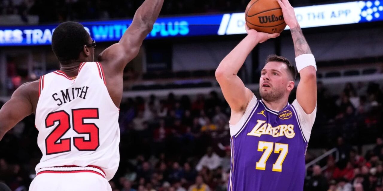 Luka Doncic anota 46 puntos en la victoria de los Lakers 129-118 sobre los Bulls