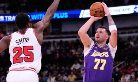 Luka Doncic anota 46 puntos en la victoria de los Lakers 129-118 sobre los Bulls