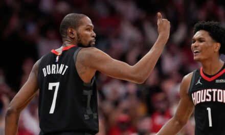 El triple de Durant en los últimos segundos da a los Rockets la victoria por 100-97 sobre los Suns