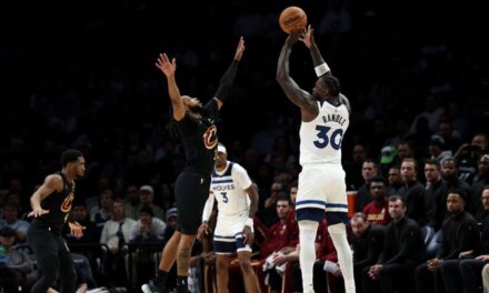 Los T-wolves vencieron a los Cavaliers 131-122 gracias a los 28 puntos de Randle