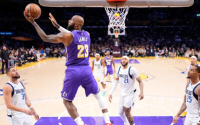 LeBron James se convierte en el jugador de mayor edad con un triple-doble en la victoria de los Lakers por 124-104 sobre los Mavericks
