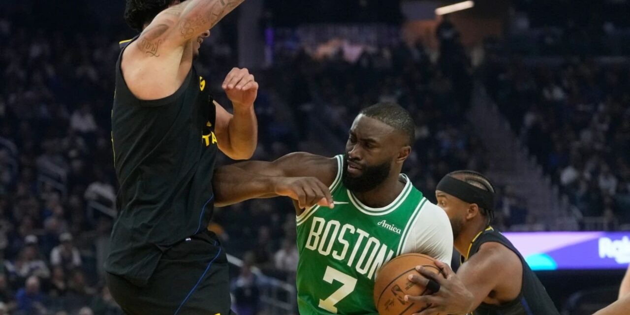Brown ayuda a los Celtics a vencer a los Warriors sin Curry por 121-110