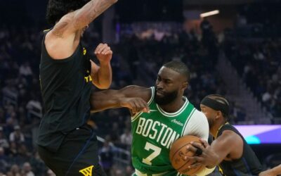 Brown ayuda a los Celtics a vencer a los Warriors sin Curry por 121-110