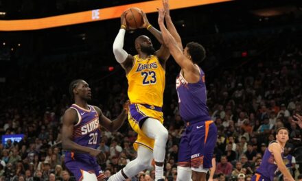 Royce O’Neale anotó un triple en el último segundo para que los Suns, vencieran a los Lakers