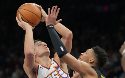 Warriors remontan déficit de 14 puntos en el último cuarto y vencen a Suns por 101-97