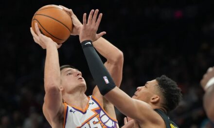Warriors remontan déficit de 14 puntos en el último cuarto y vencen a Suns por 101-97