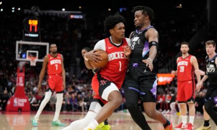 Smith anota 31 puntos y Thompson suma 20 en triunfo de Rockets 125-105 sobre Jazz