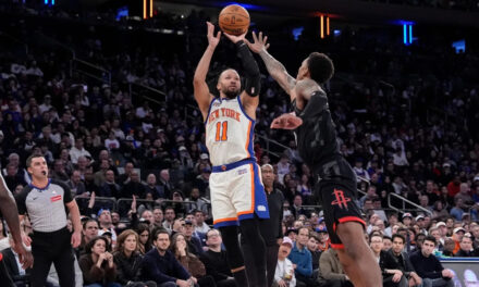 Knicks remontan 18 puntos en el 4to periodo y vencen a Rockets por 108-106