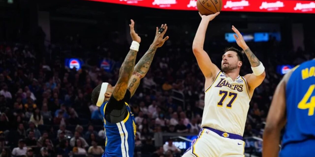 Luka Doncic anota 26 puntos, LeBron James suma 22 y Lakers arrollan a Warriors 129-101
