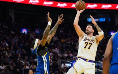 Luka Doncic anota 26 puntos, LeBron James suma 22 y Lakers arrollan a Warriors 129-101