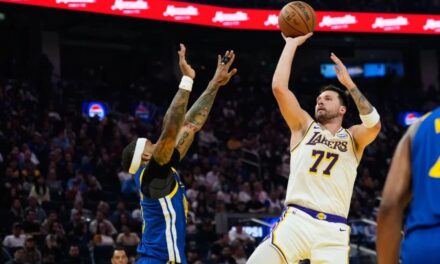 Luka Doncic anota 26 puntos, LeBron James suma 22 y Lakers arrollan a Warriors 129-101