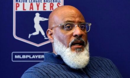 Tony Clark renuncia como jefe del sindicato de jugadores de MLB