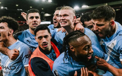 Haaland sella una dramática victoria 2-1 del City ante el Liverpool para seguir acechando al Arsenal