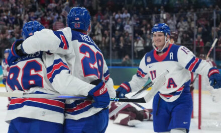 Brock Nelson anotó dos veces y Estados Unidos inauguró los Juegos Olímpicos al vencer a Letonia por 5-1