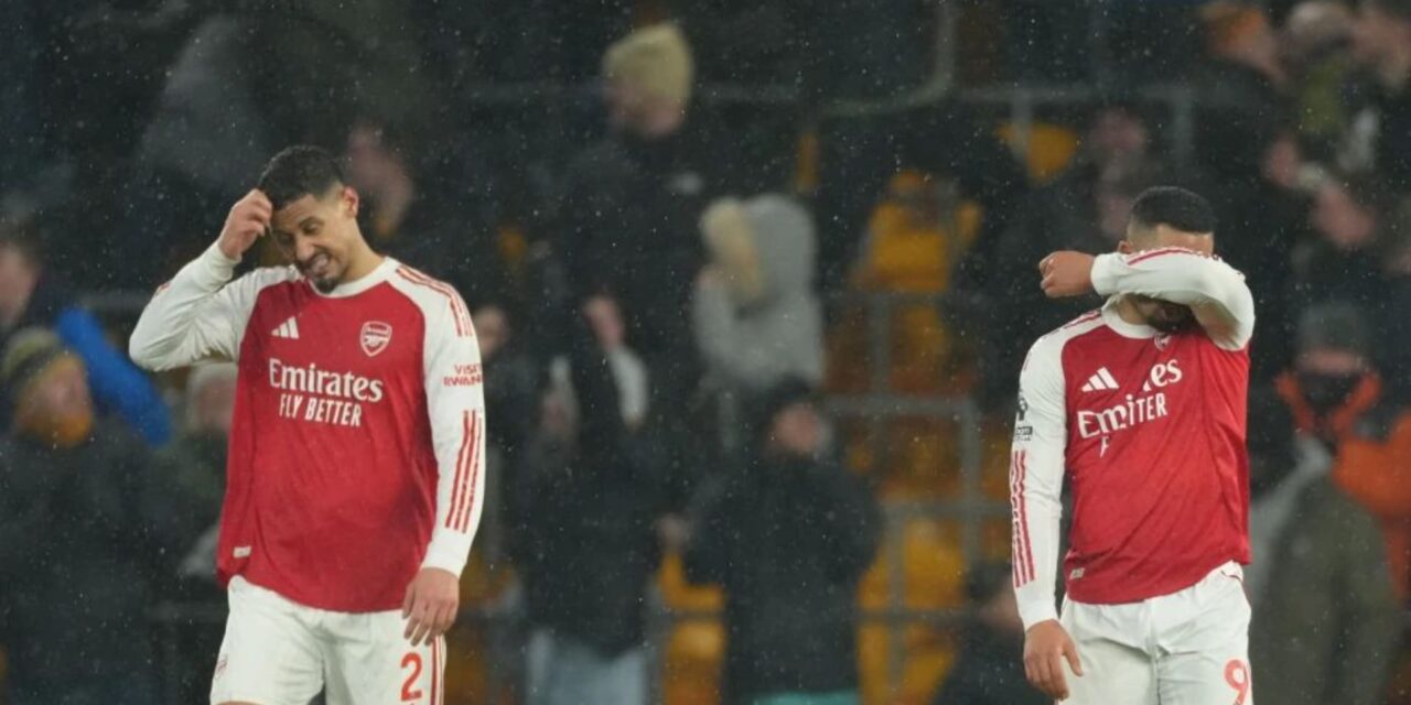 Arsenal deja escapar ventaja de dos goles ante Wolverhampton y aumenta opciones de título del City
