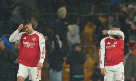 Arsenal deja escapar ventaja de dos goles ante Wolverhampton y aumenta opciones de título del City