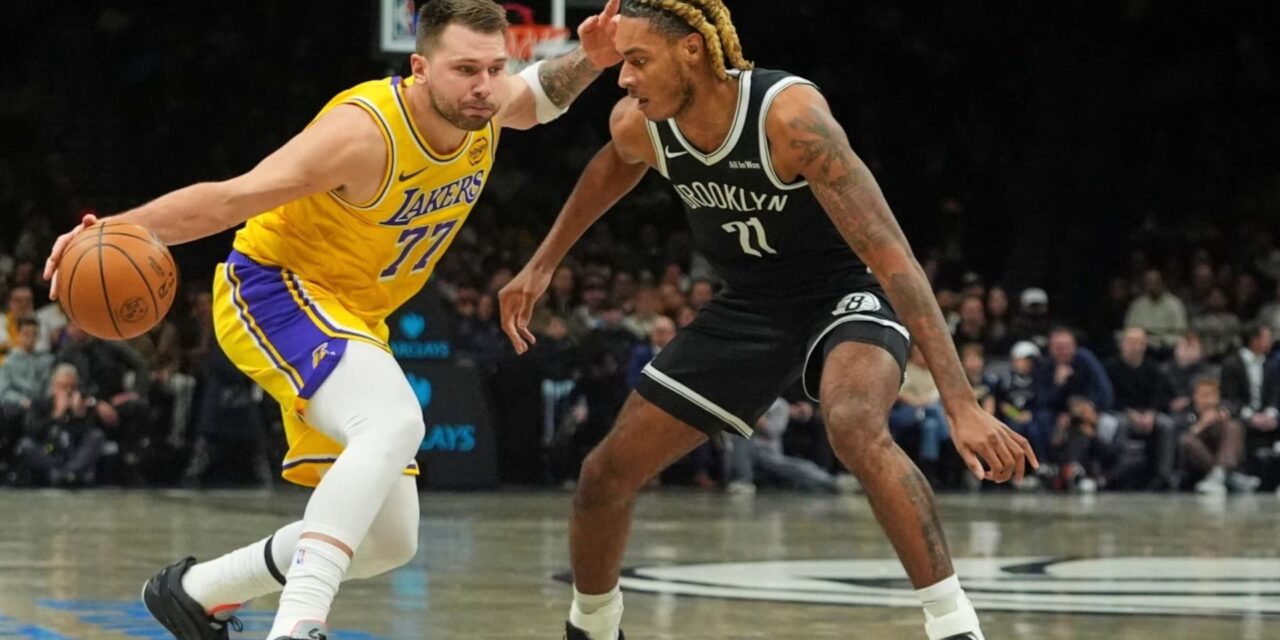 James y Doncic ayudan a los Lakers a derrotar a los Nets 125-109 en el regreso de Austin Reaves tras su lesión