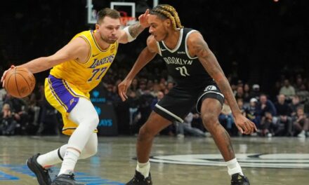 James y Doncic ayudan a los Lakers a derrotar a los Nets 125-109 en el regreso de Austin Reaves tras su lesión
