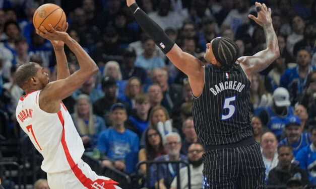 Kevin Durant anota 40, su máximo número de la temporada, y Rockets remontan para vencer a Magic