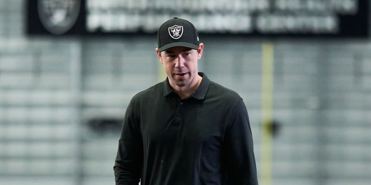 Raiders contratan oficialmente a Klint Kubiak como entrenador tras su victoria en el Super Bowl